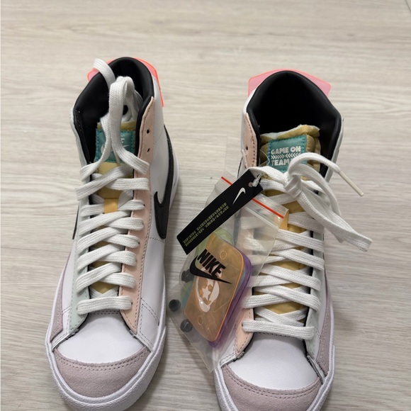 Nike woman Blazer Mid77 limited edition White, Black, and Pink High-Top Sneakers - Picture 3 of 9